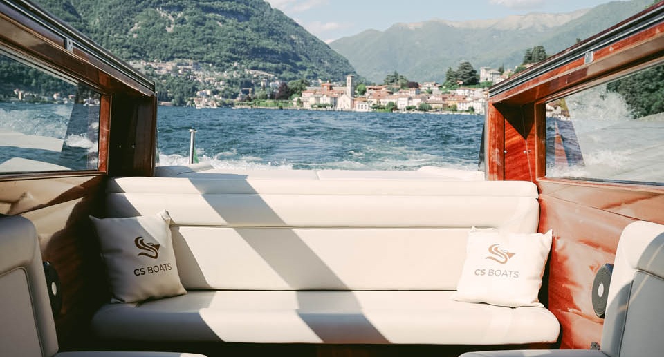 Private speedboat transfer on the shores of Lake Como